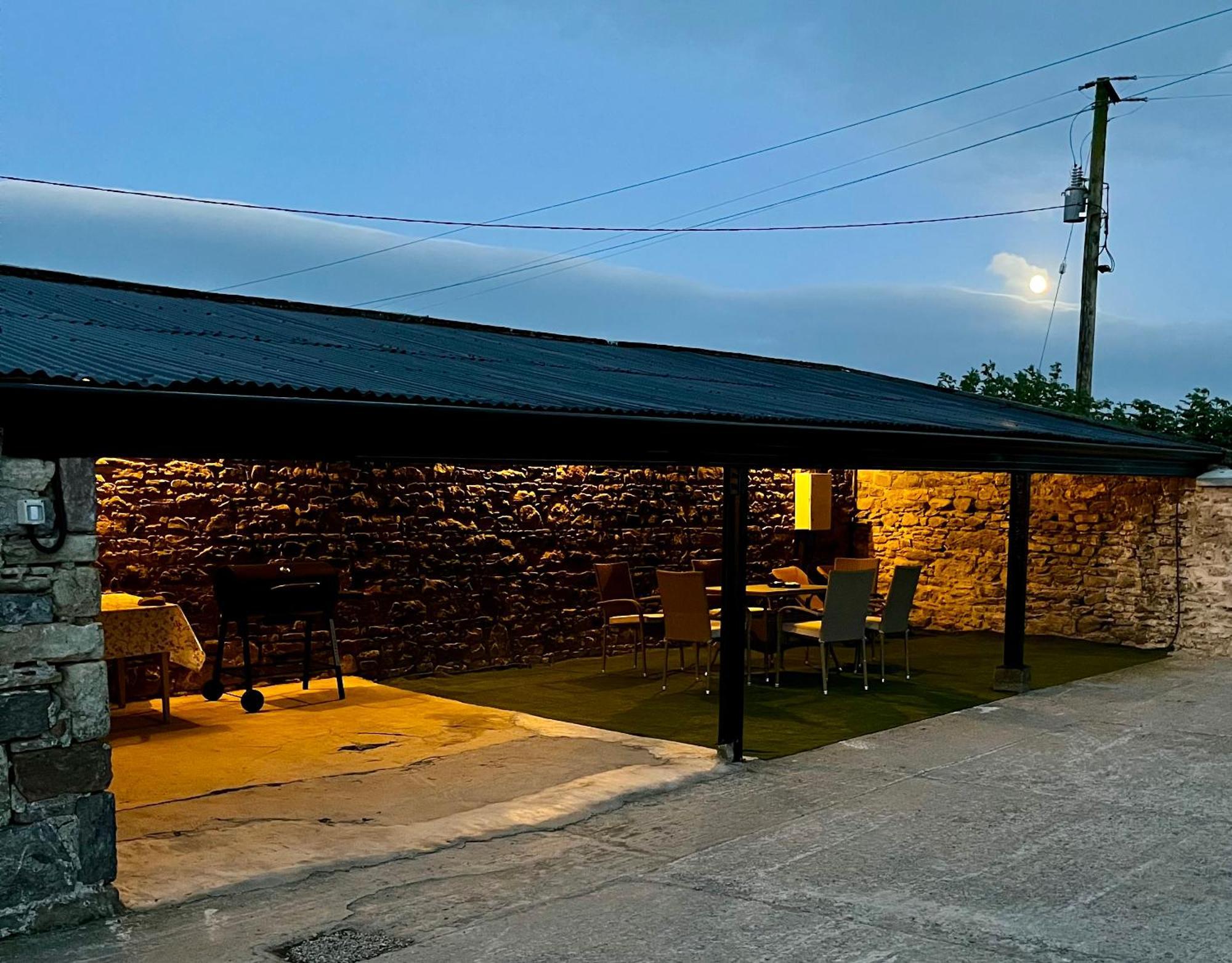 Tom Rocky'S Farmyard Villa Templemore Exterior photo